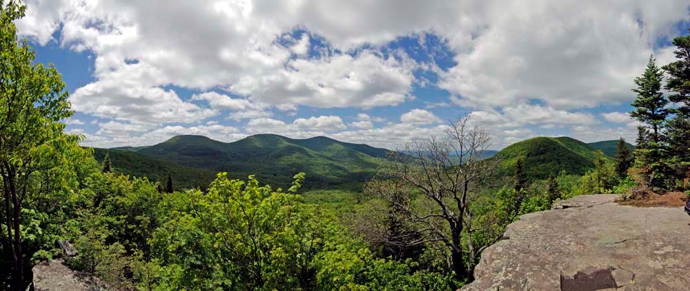 bk01.jpg - The Thomas Cole Range from Acra Point, Catskill State Park Preserve, NY - Lunch with a view.