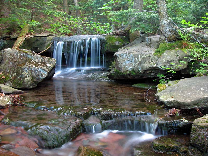 dscn0562.jpg - Unnamed Stream Crossing the Long Path, Kaaterskill Clove, Palenville, NY - The trail crosses the stream over these red rocks. Much of the time, there is no water, but when everything is just right, the cool waters invite you to linger.