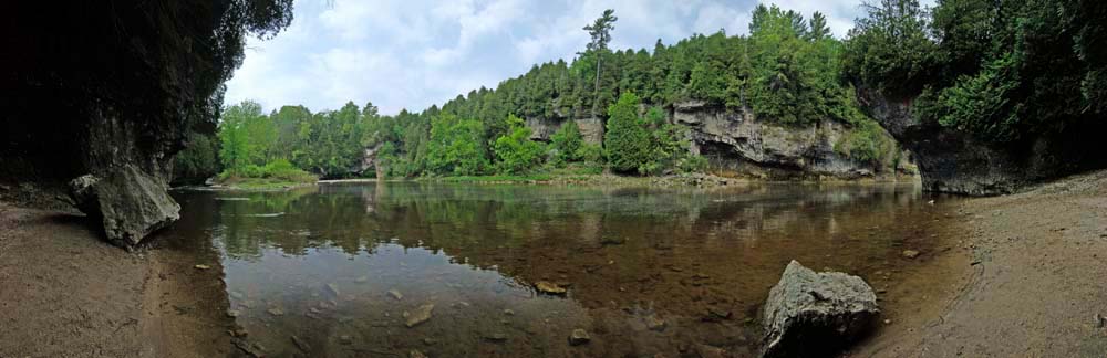 eg03.jpg - The Elora Gorge, Elora, Ontario, Canada - Moments before, kayakers pass, going from one white water rapids to another. Peace and quiet here.